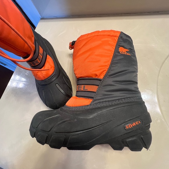 Kids Sorel snow boots in orange and grey. Size 2 - Picture 8 of 11